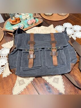Gorgeous ACIACIA NWOT Canvas And Leather Messenger Bag